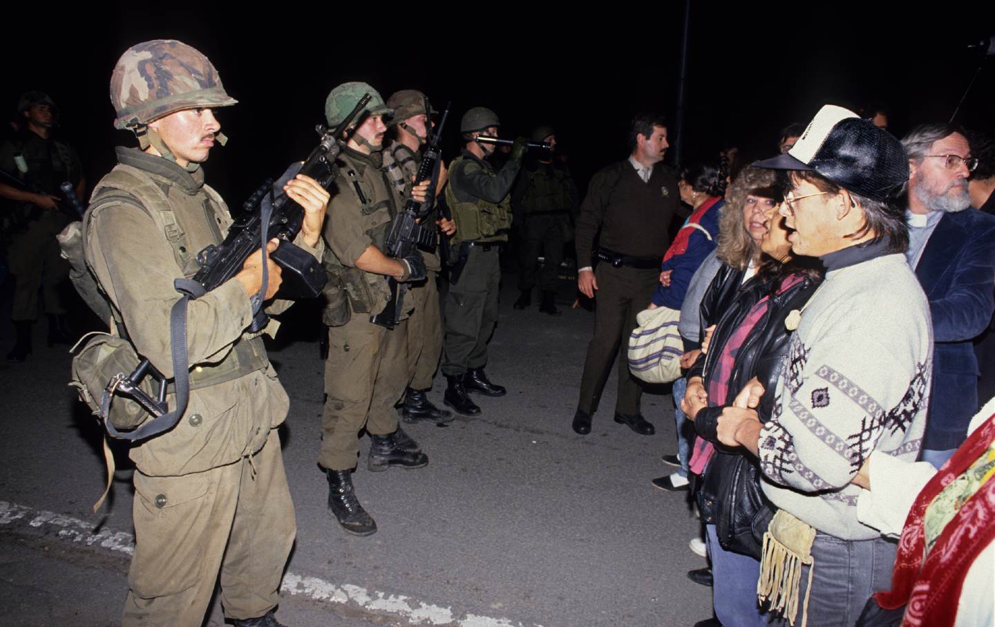 Oka_crisis_getty Mohawk protesters and supporters
