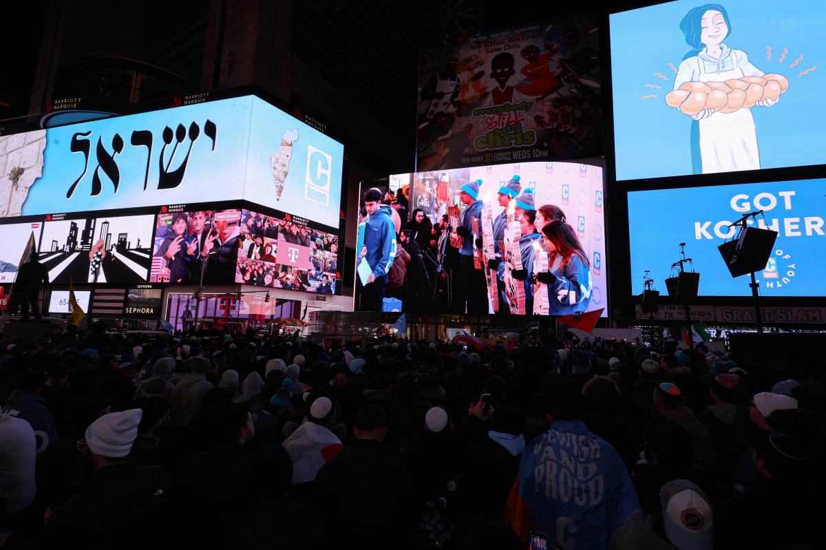 Jewish teens fill Times Square for a spectacle of faith and unity 2