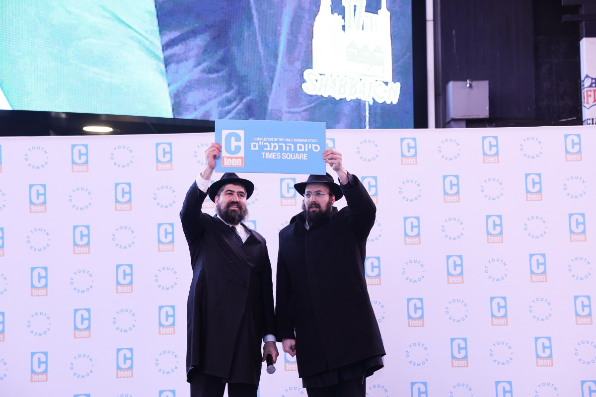 Jewish teens fill Times Square for a spectacle of faith and unity 4