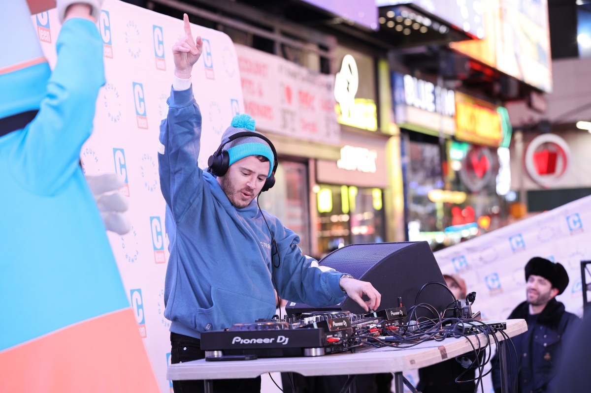 Jewish teens fill Times Square for a spectacle of faith and unity 5