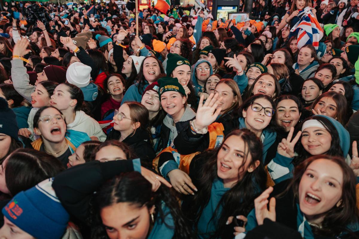 Jewish teens fill Times Square for a spectacle of faith and unity 3