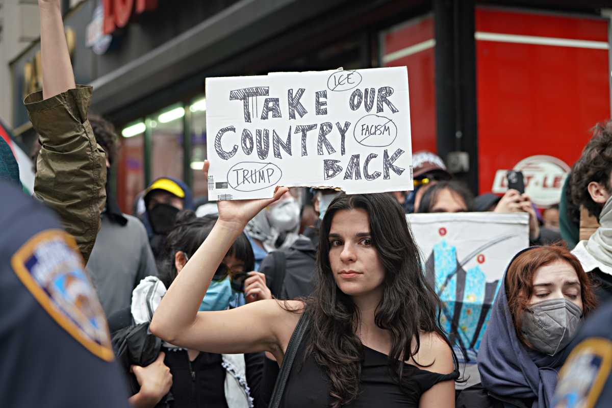 At least 10 people cuffed protesting ICE in Lower Manhattan following No Kings protest 4