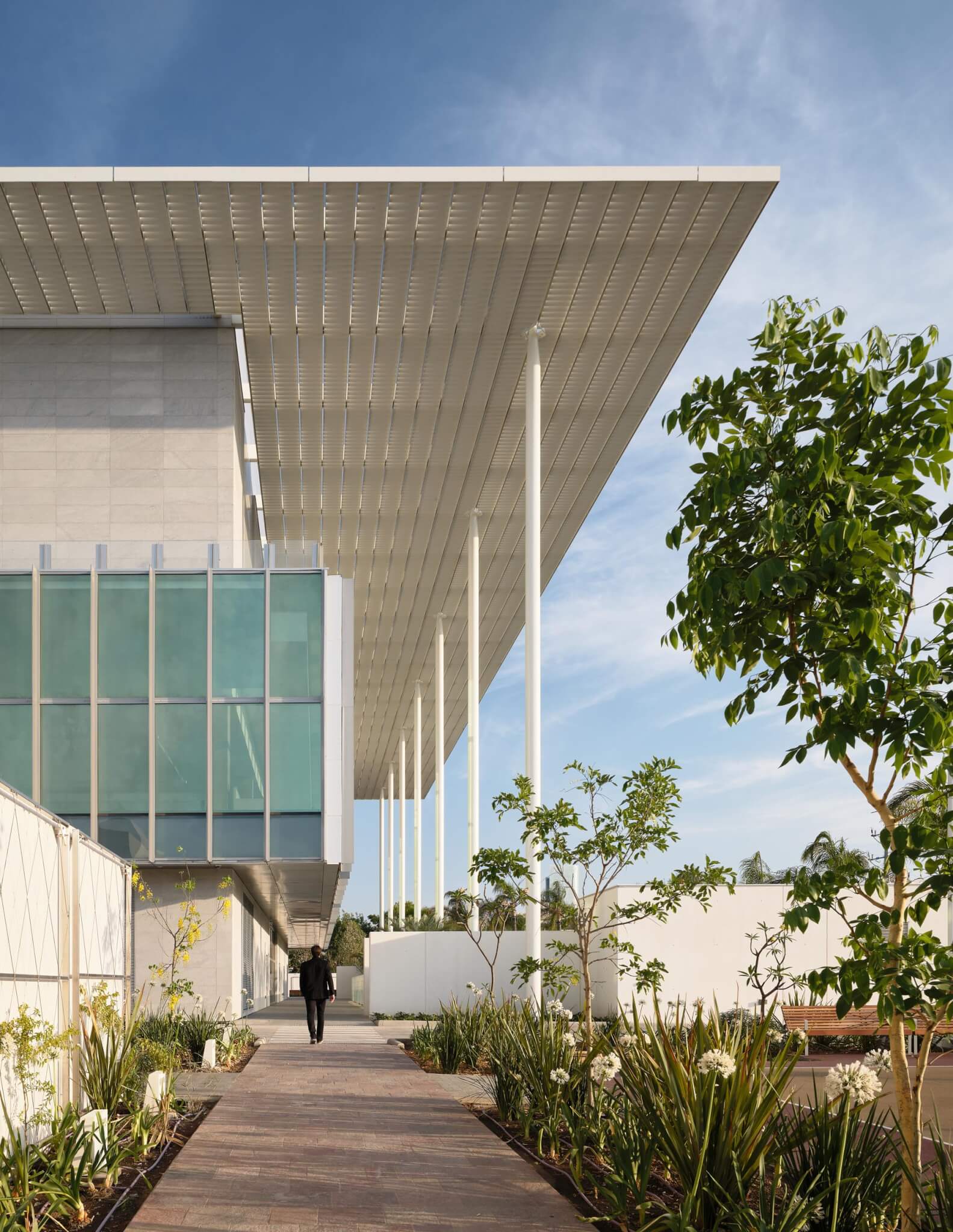 Column connection to steel canopy, shading structure