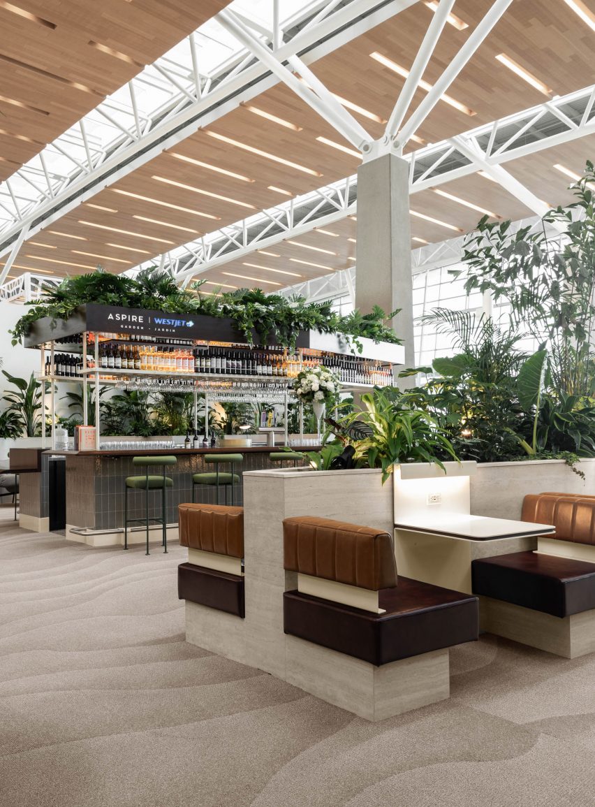 A rhombus-shaped bar at the center of an airport lounge
