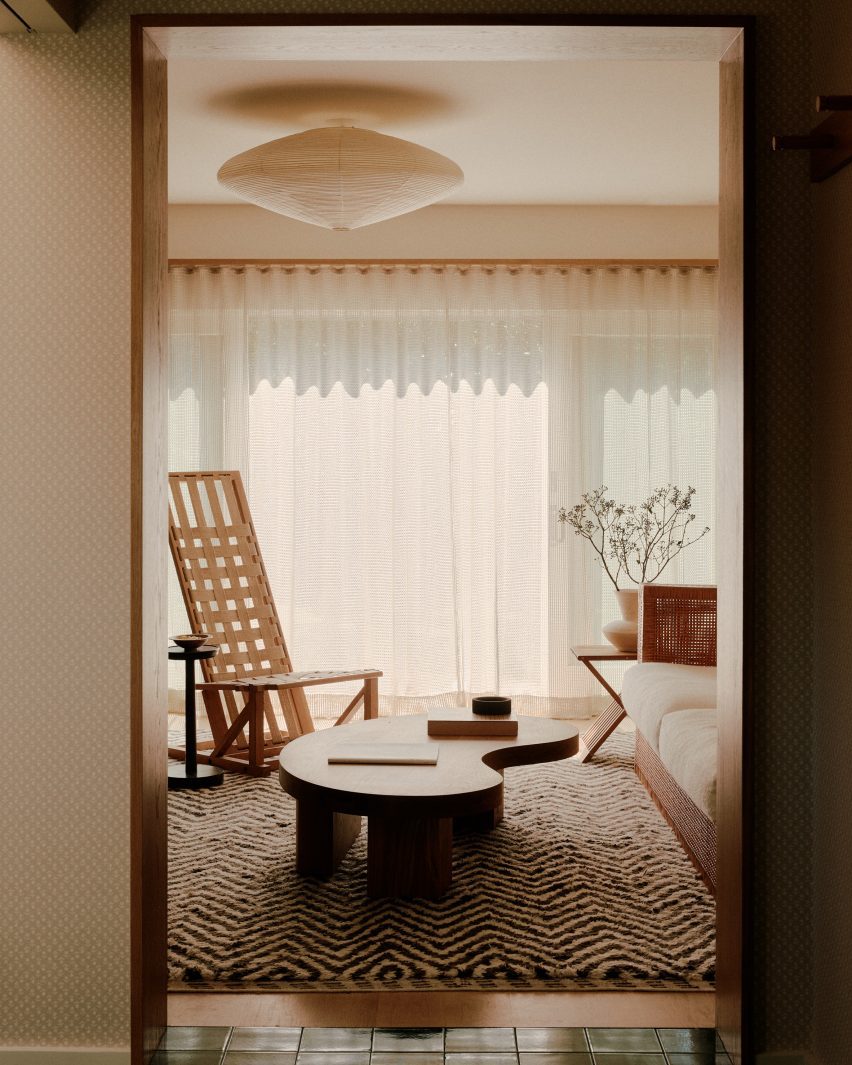 Living room with white walls and lamp