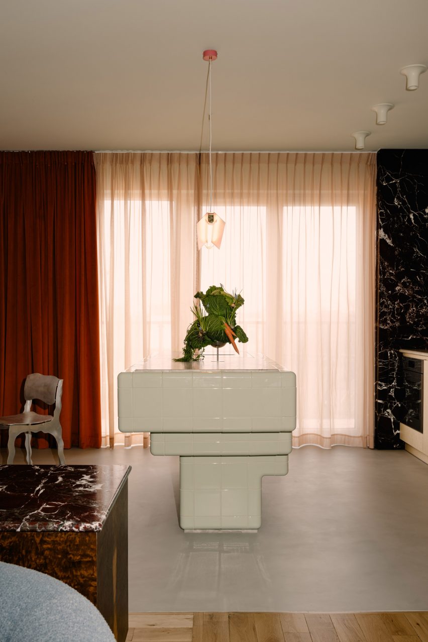 Kitchen island with a salad cream-coloured island by Mistovia