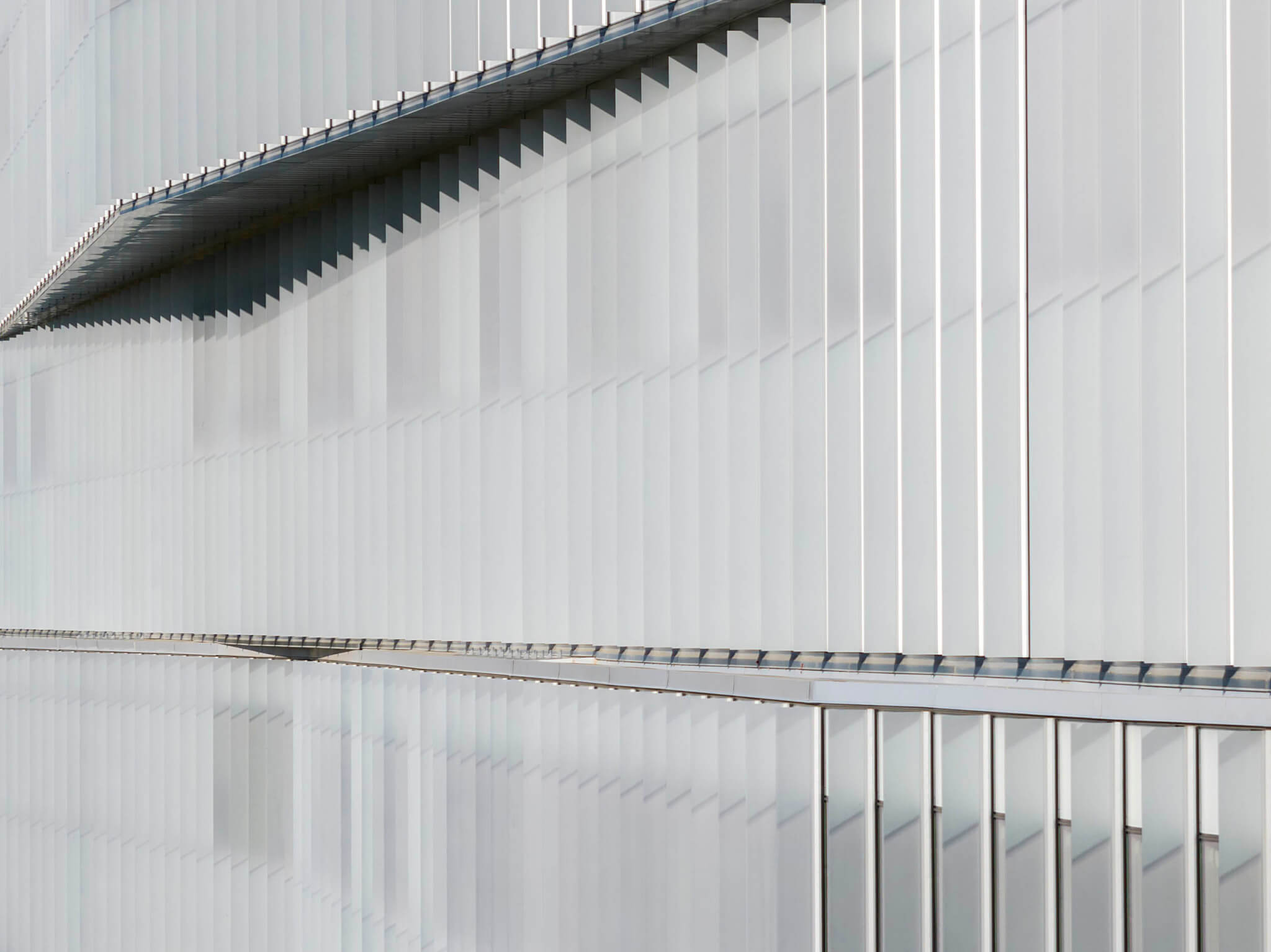 blurred facade, jagged shadow, depth on facade, aluminum fins