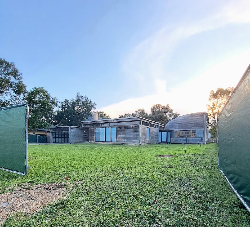 Image of back of Lundy's modernist house
