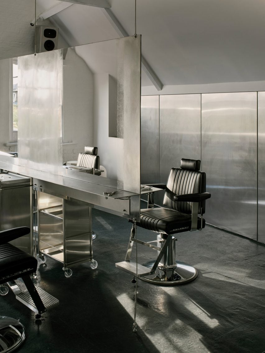 Metal hairdressing station