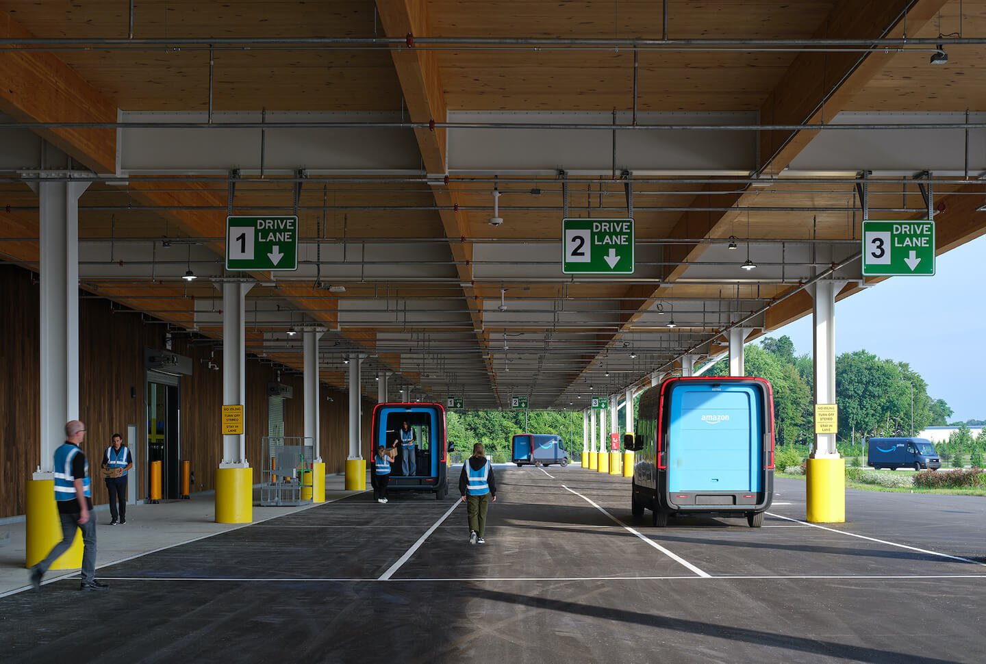 Exterior loading dock of Amazon delivery station