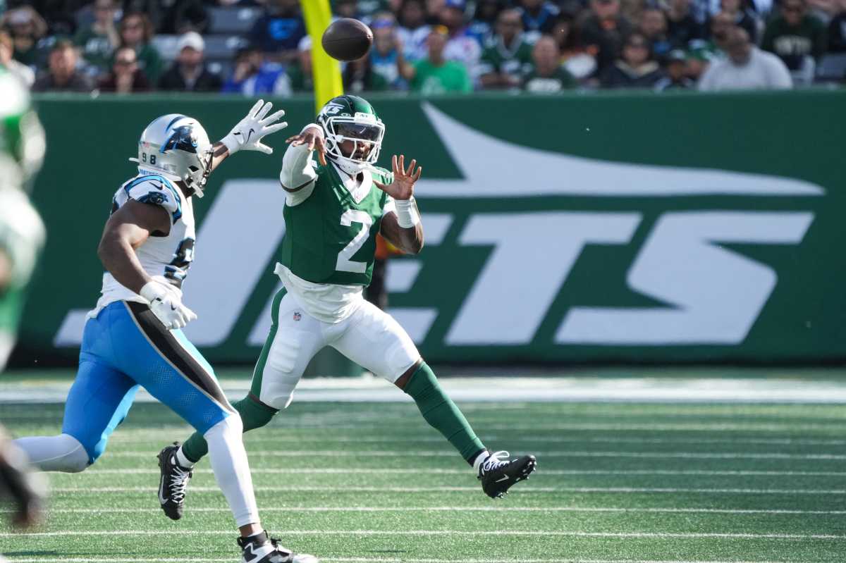 0-TROCIOUS AGAIN: Winless Jets drop another against Panthers as Justin Fields hits the bench 2 Jets quarterback Tyrod Taylor (2) throws the ball in the third quarter against the Carolina Panthers at MetLife Stadium.