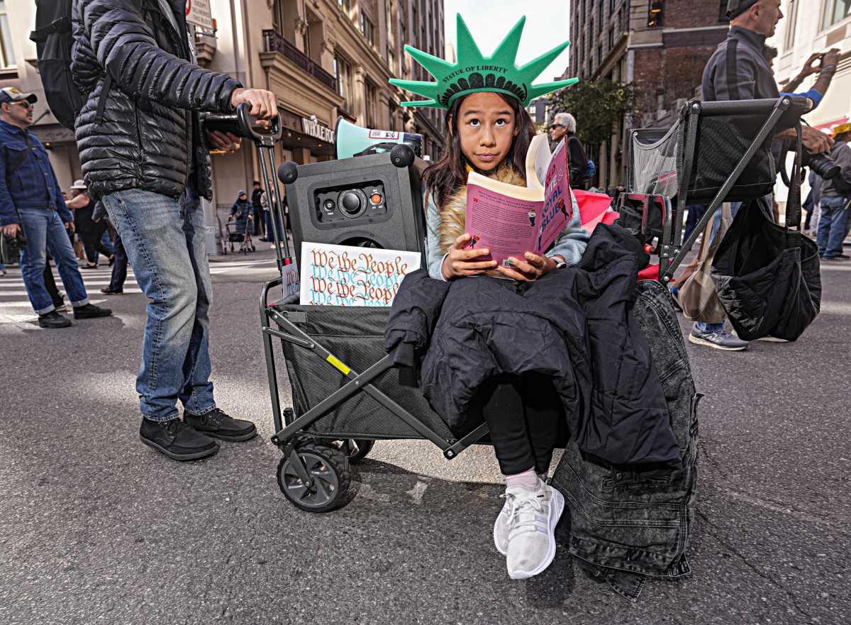 ‘No Kings’ march in NYC sees more than 100,000 marchers speak out against Trump, no arrests or disruptions 15