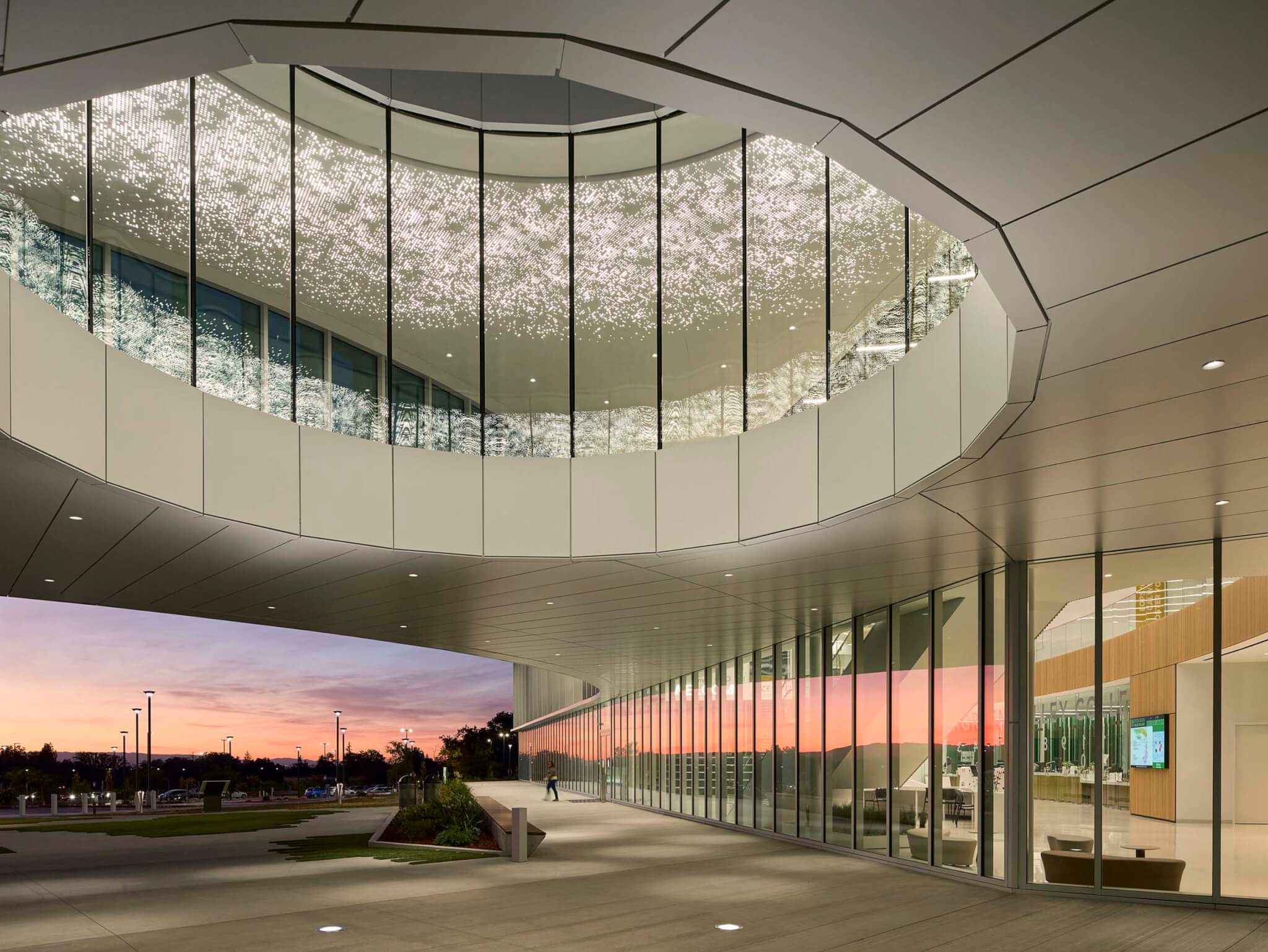 view of oculus ceiling