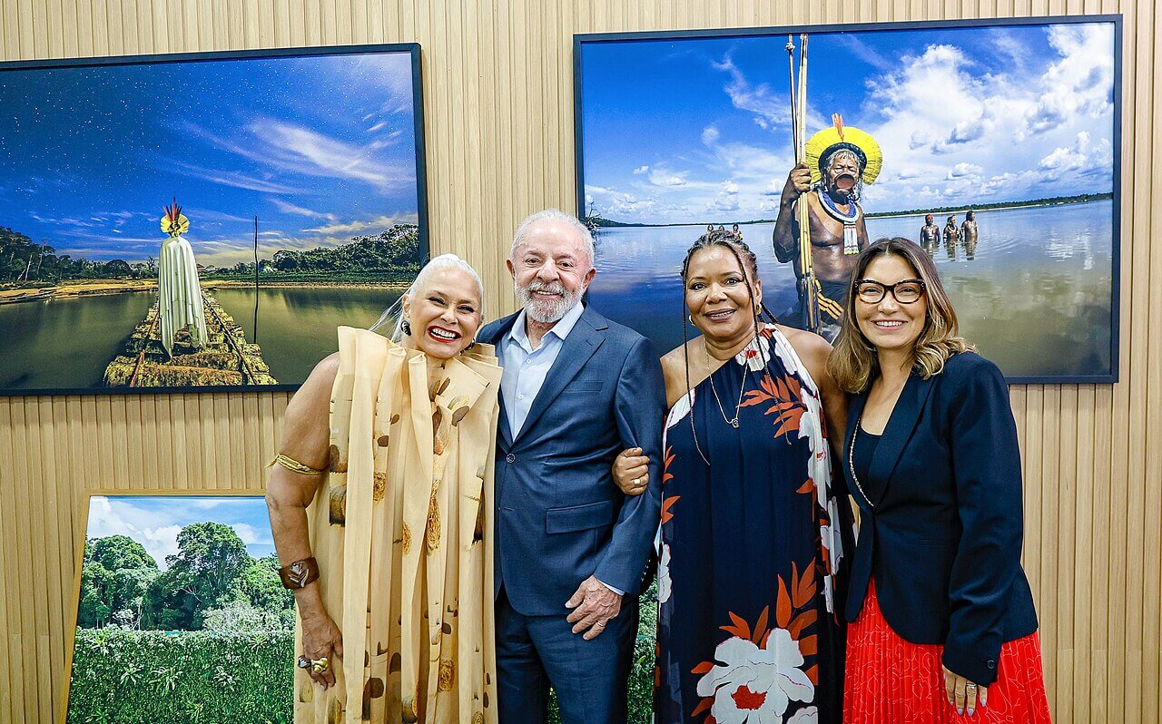 Brazil president Luiz Inácio Lula da Silva, with COP30 participants 