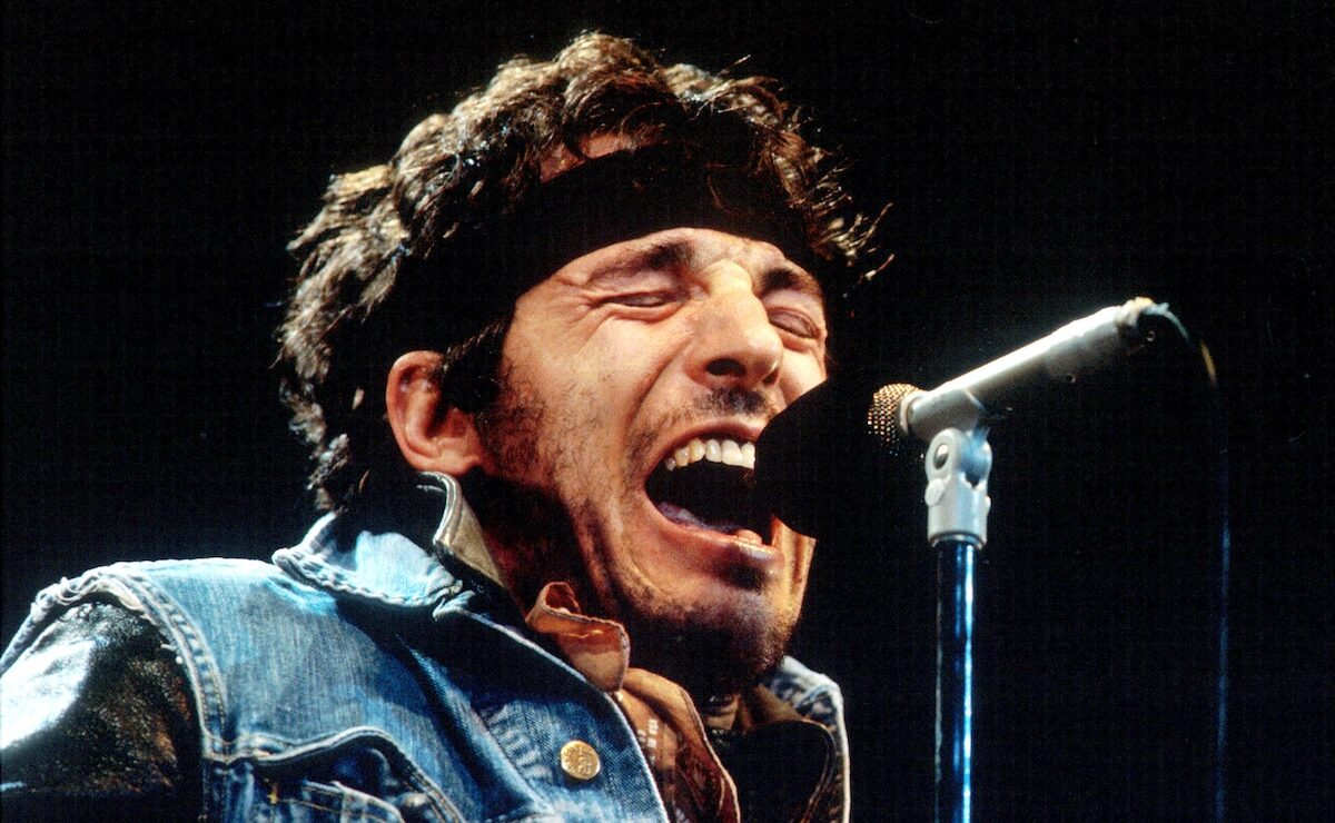 Bruce Springsteen performs during the last show of the 1985 ‘Born in the U.S.A. Tour’, October 2, 1985 in Los Angeles, California. (Credit: Getty Images/Bob Riha, Jr.)
