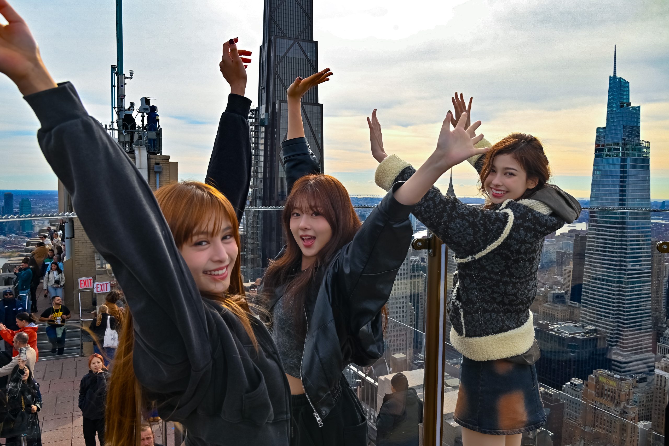K-pop group AtHeart visited the Empire State Building.