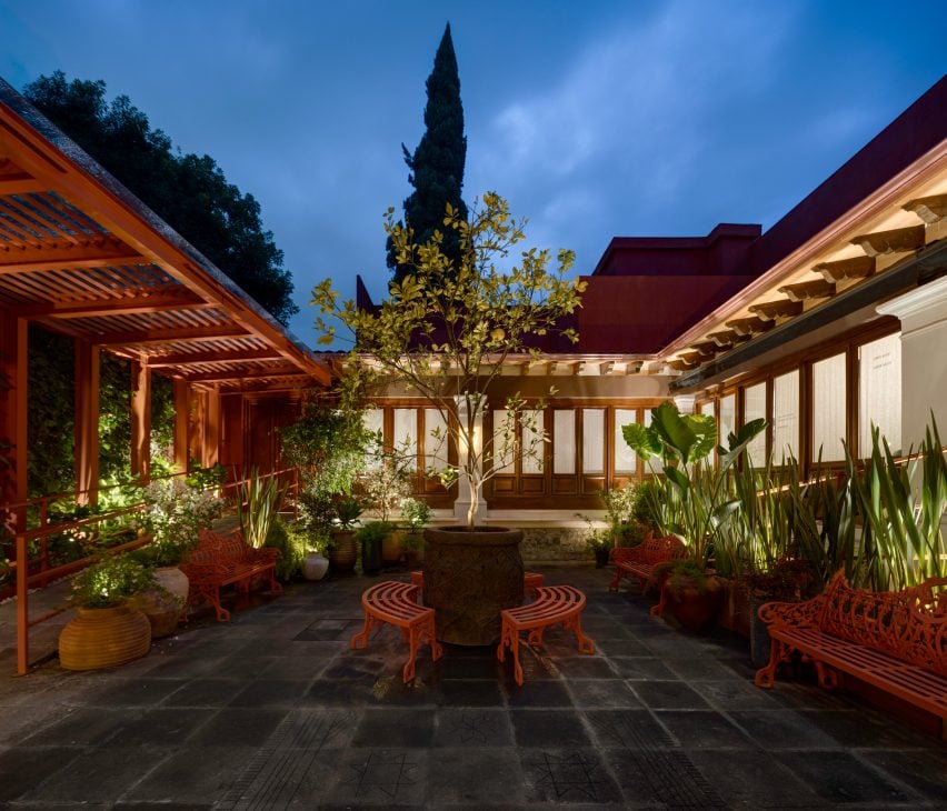 Courtyard of Museo Casa Kahlo at night