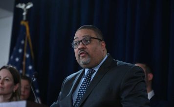 ‘OY’ gang members charged in Manhattan murder conspiracy involving courthouse slashing and shootings: Bragg