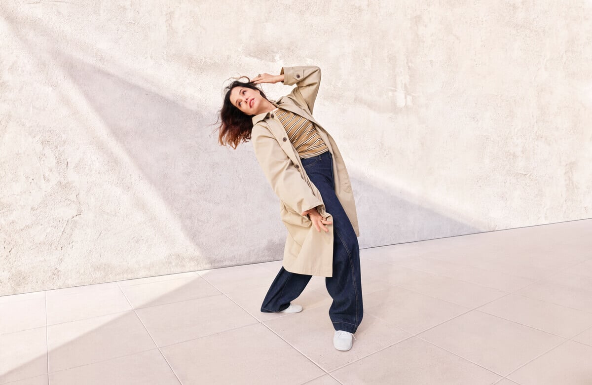 Parker Posey posing in Gap.