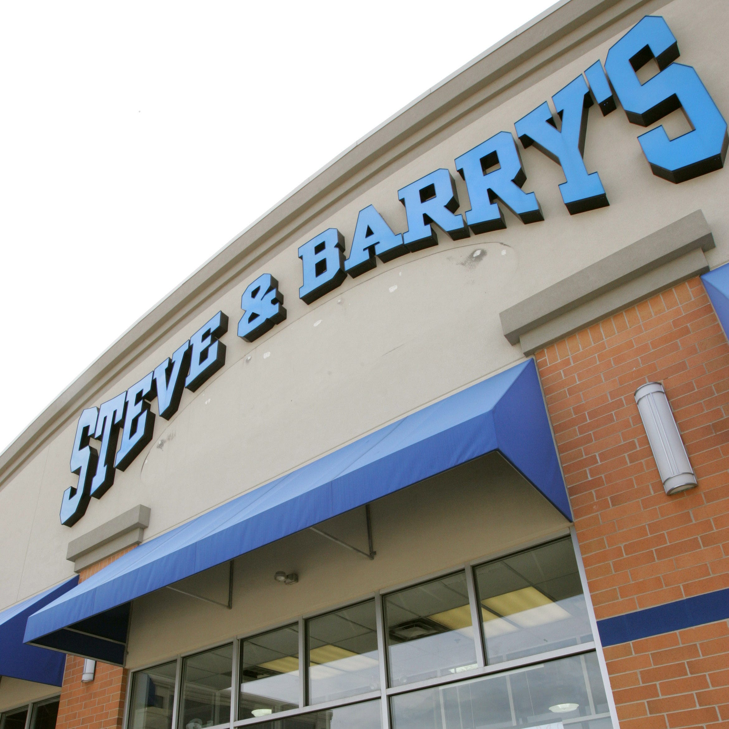 Amanda Bynes Autograph Signing For dear Clothing Line At Steve and Barry's Store - Chicago amanda bynes autograph signing for dear clothing line at steve and barry's store chicago