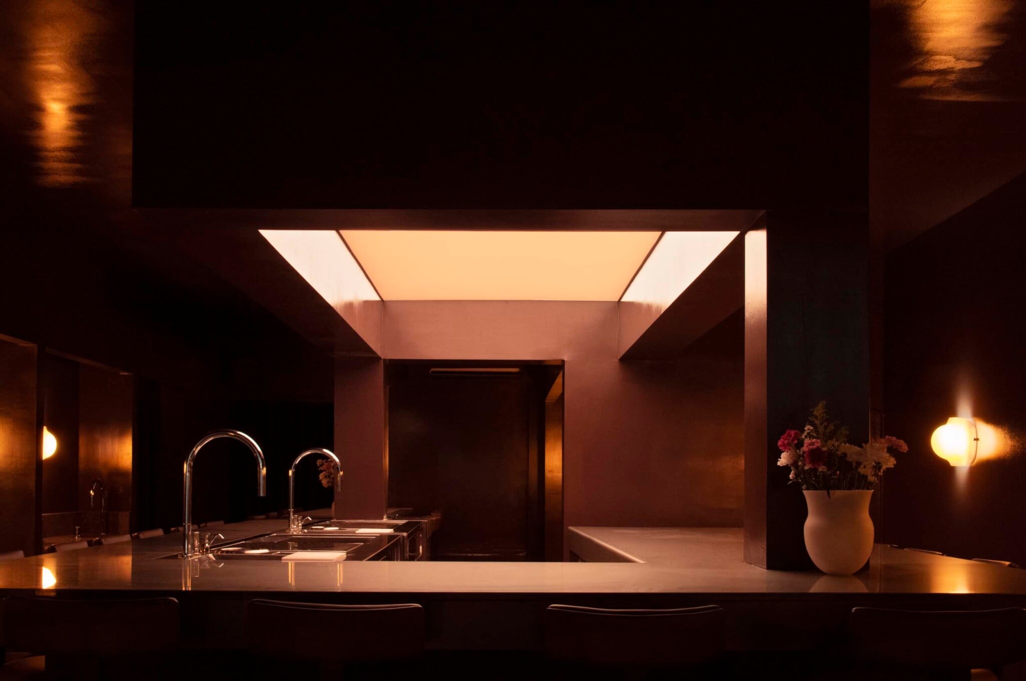 moody romantic interior of bar NUMÉRO