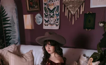 Inside the Grit-Hearted Songs of Laura Leigh