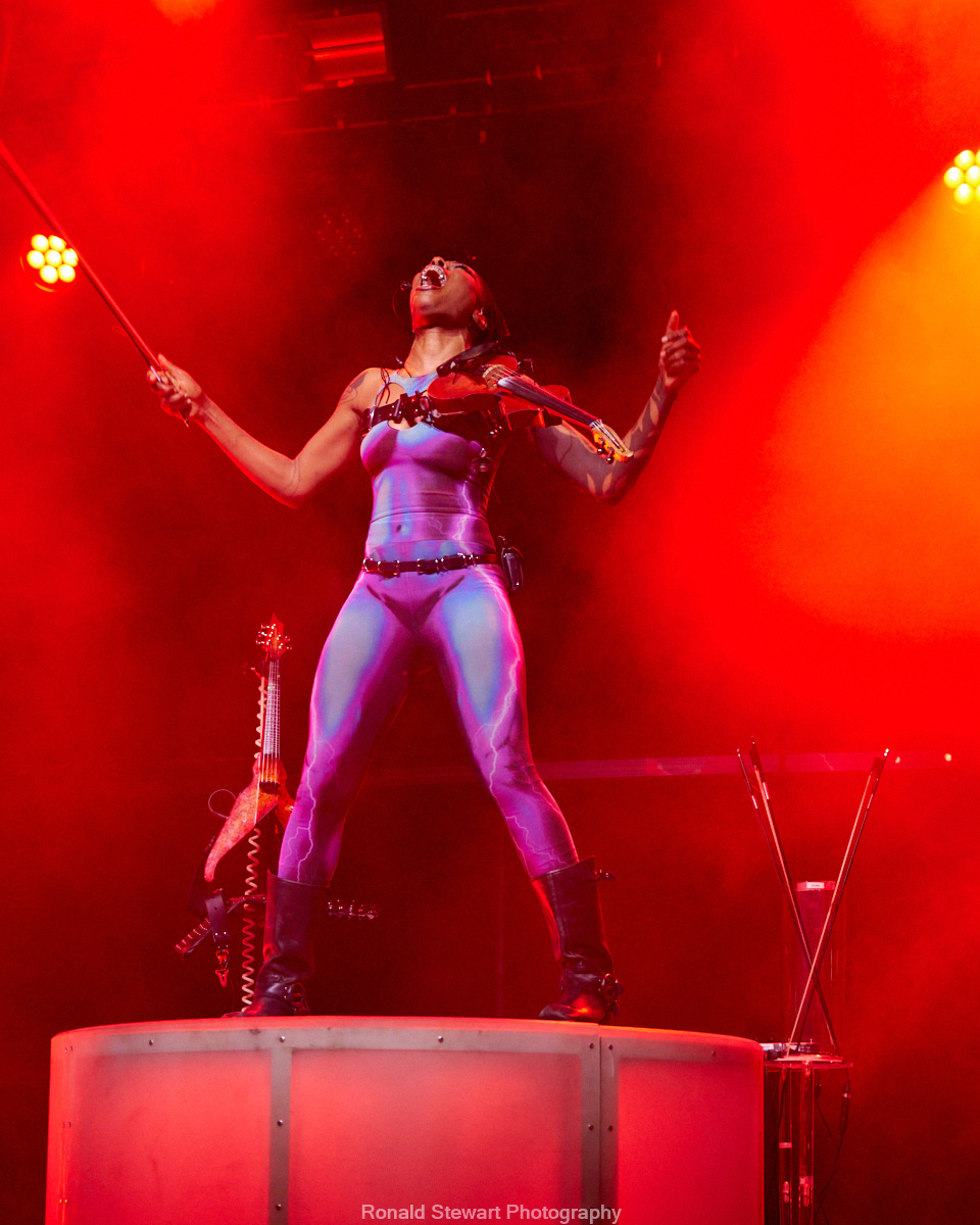 Sudan Archives yells from the stage.